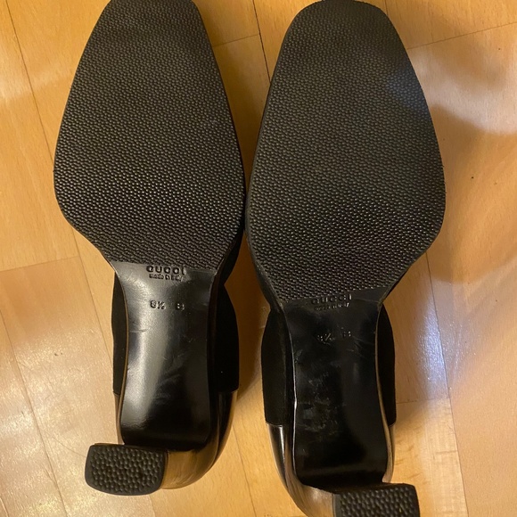 Black Suede Gucci Logo Pumps - Picture 2 of 3